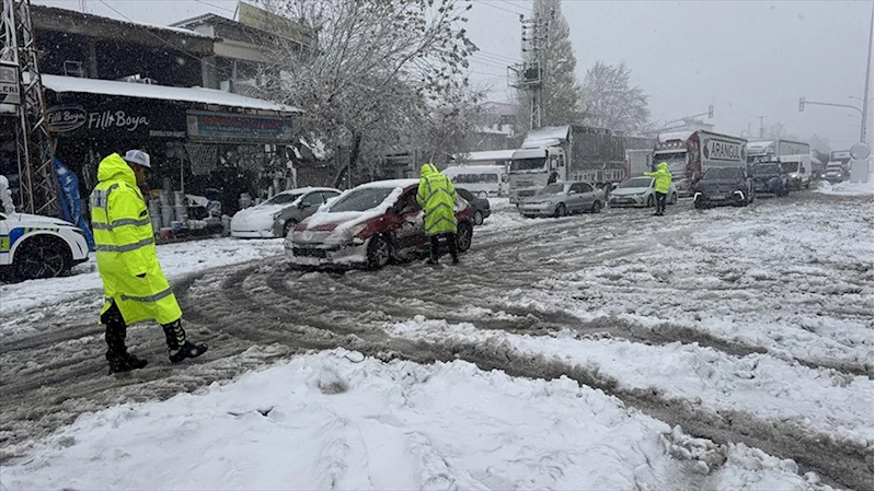 Kahramanmaraş-Kayseri kara yolu kar ve tipi nedeniyle ulaşıma kapandı