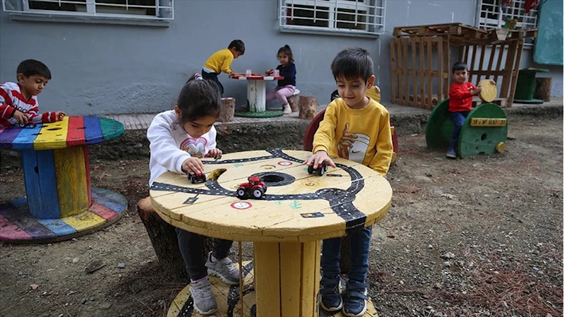 Arzu öğretmen atık malzemelerden tasarladığı ürünlerle okulu renklendirdi