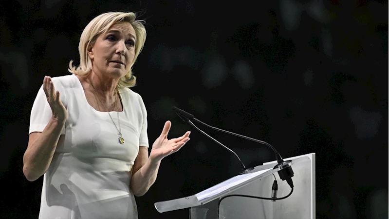 Le Pen, bütçeyle ilgili talepleri dikkate alınmazsa Fransız Başbakanı