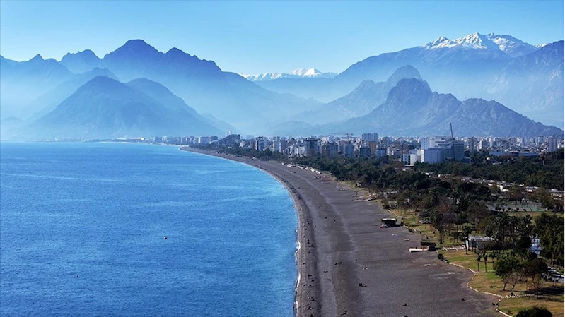 Dağlarında kar, sahillerinde bahar hakim olan Antalya