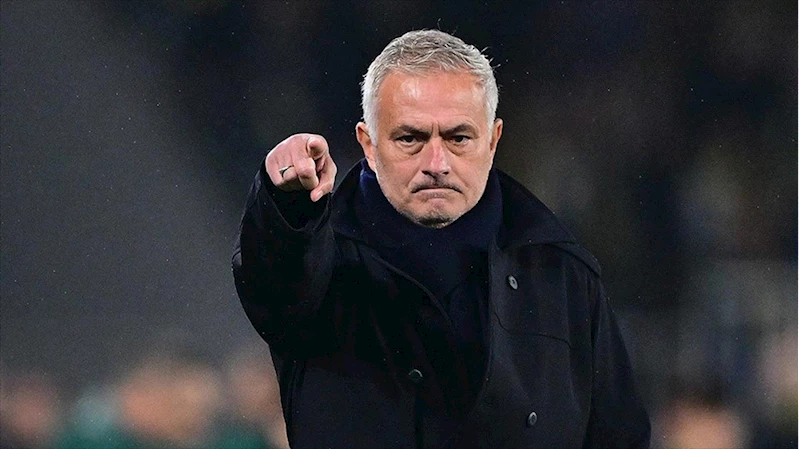 Fenerbahçe Teknik Direktörü Mourinho, sahada fenalaşan eski oyuncusu Bove