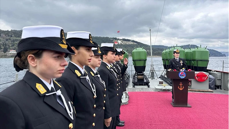 İlk kadın amiral Gökçen Fırat, Deniz Harp Okulu öğrencileriyle TCG Nusret