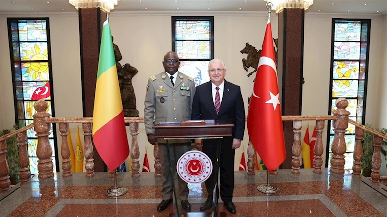 Milli Savunma Bakanı Güler, Mali Kara Kuvvetleri Komutanı Tuğgeneral Samake