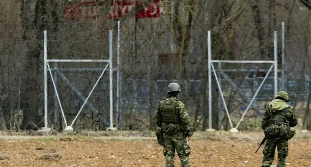 AP: Türkiye sınırında devriye gezen Yunan sınır muhafızı karnından vuruldu