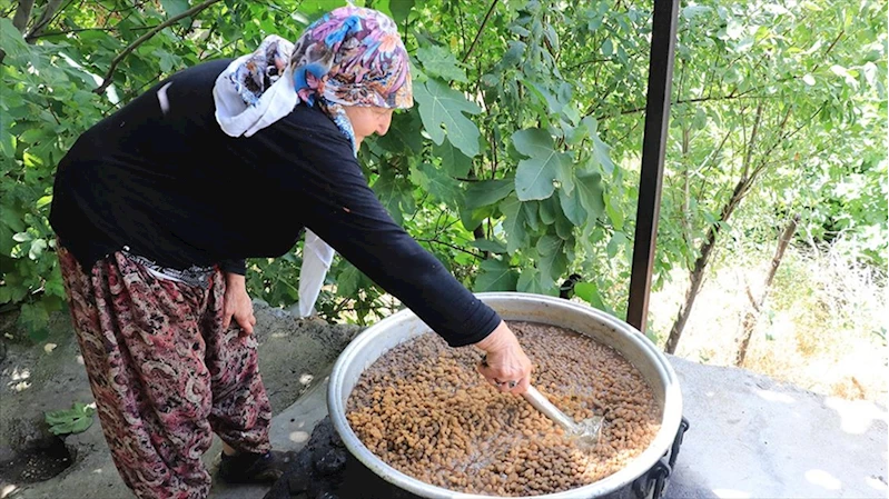 Eğin dutunun pekmeze yolculuğu için kazanlar yakıldı