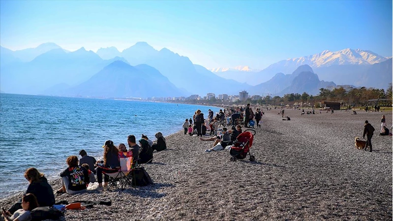 Antalya sahillerinde yeni yılın ilk günü yoğunluk yaşandı