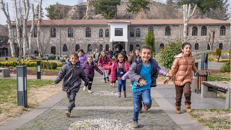 Hicran öğretmen çektiği videoyla kırsaldaki öğrencilerinin hayallerini gerçekleştirdi