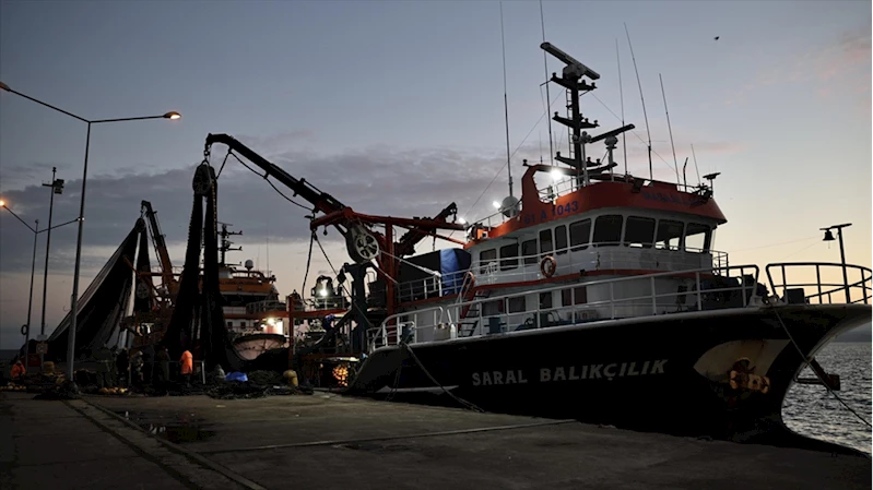 Meteorolojinin fırtına uyarısı sonrası balıkçılar Sinop Limanı