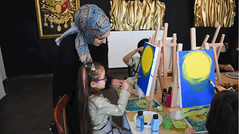 Depremzede ressam kurduğu sanat atölyesiyle dünyasını renklendirmeyi sürdürüyor   