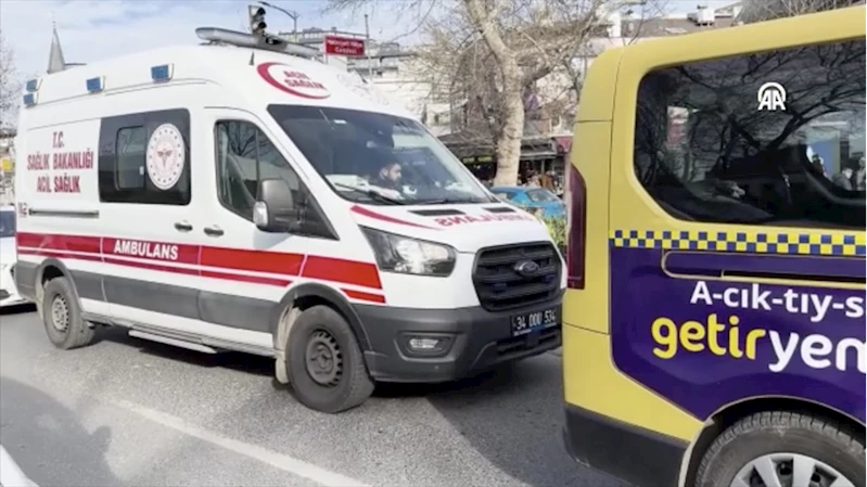 Yol verilmeyen ambulanstaki sağlık ekibi, hastaya koşarak ulaşmak zorunda kaldı