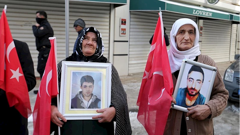 Vanlı aileler DEM Parti binası önündeki 