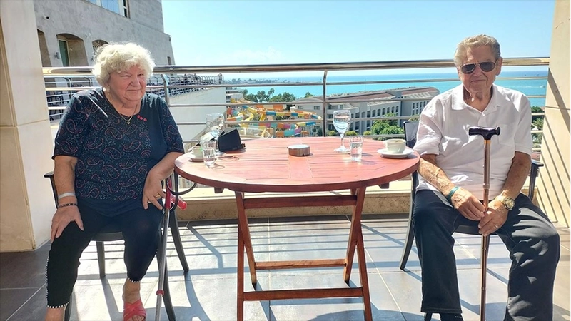 Alman çift 28 yıldır tatil için Antalya