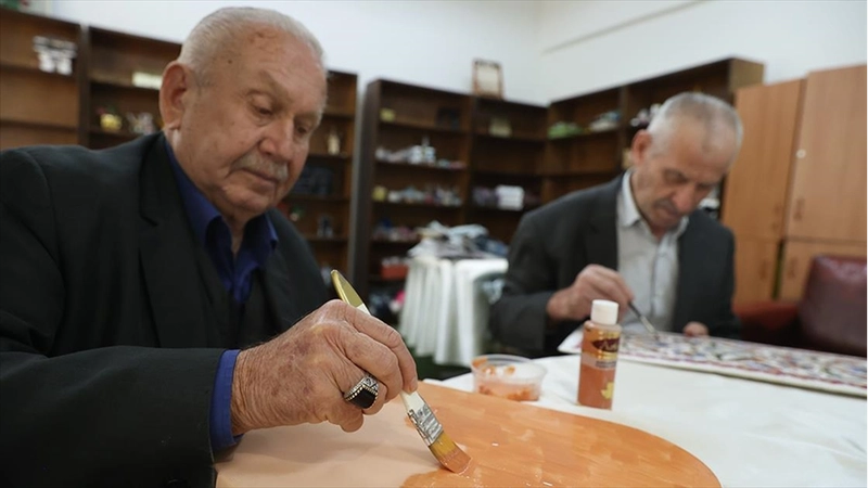 Huzurevinde geçen ömür sanatla yeniden renklendi