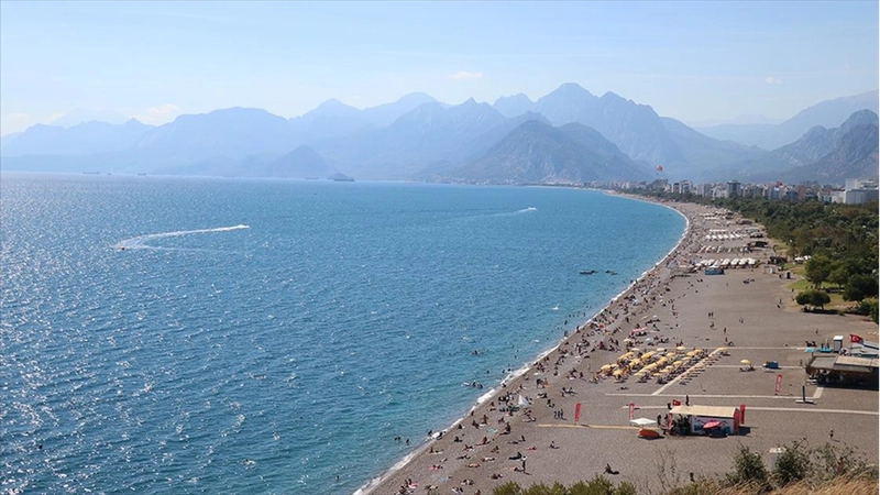 Hava sıcaklığı 28 derece ölçülen Antalya