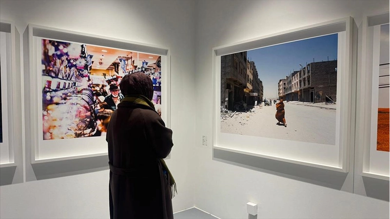 Zeki Demirkubuz, yeni sergisindeki fotoğraflarla yalnızlığını izini sürüyor