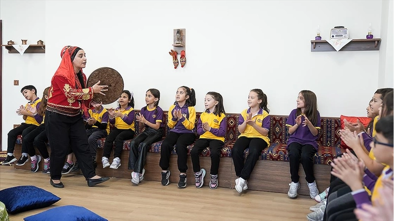 Kadın meddah, okul okul gezerek geleneği yaşatıyor