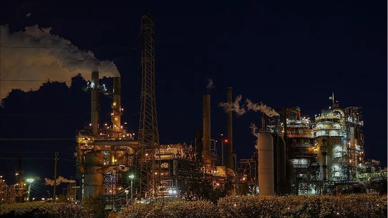 Uluslararası Enerji Ajansı, küresel petrol talebi artış öngörüsünü düşürdü