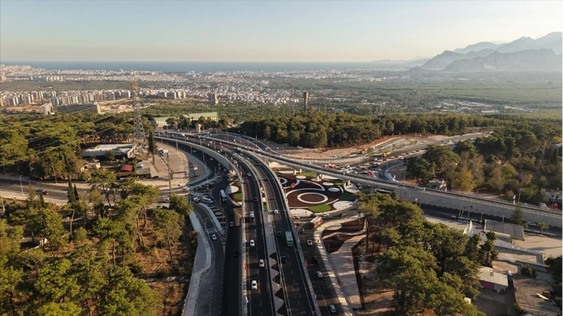 Bakan Uraloğlu: Kepezüstü Farklı Seviyeli Kavşağı ile bölgede trafik yoğunluğunu rahatlattık