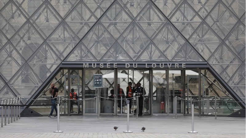 Fransız hükümeti tarihi eserlerin çalındığı Louvre Müzesi için yeni güvenlik tedbirleri uygulamaya koydu