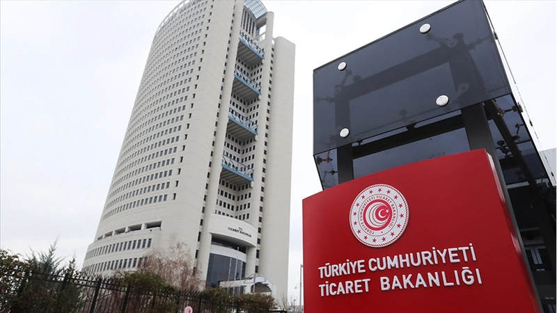 İstanbul Gümrük Muhafaza ekipleri sahte faturalarla değeri düşük gösterilen 10 lüks araca el koydu