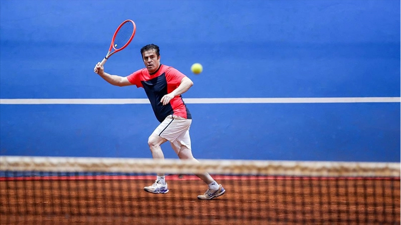 Konyalı sanayiciler fabrikada açılan toprak tenis kortta ter döküyor
