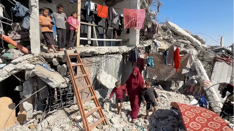 Filistinliler başlarını sokacak yer bulamadıkları için yıkılmaya yüz tutmuş evlere sığınıyor