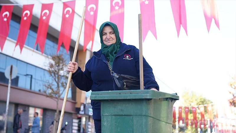 Temizlik işçisi sosyal deneydeki bayrak hassasiyetiyle gönüllere dokundu