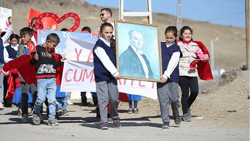 Sınır köyünde yürekleri ısıtan Cumhuriyet coşkusu