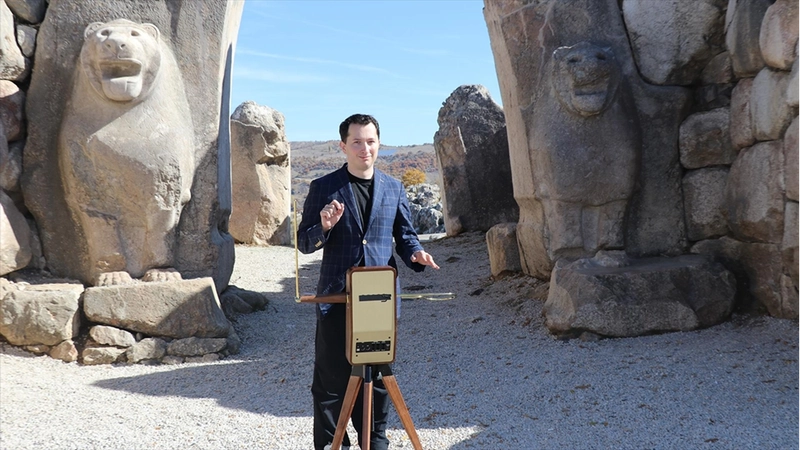 Dedesinin icadı temassız müzik aletini tanıtmak için dünyayı geziyor