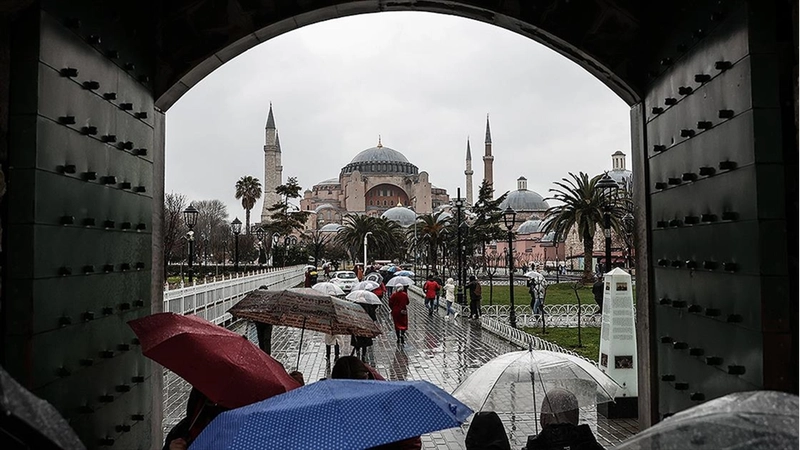 Yıl sonunda 53 milyon yabancı ziyaretçiye, 64 milyar dolar turizm gelirine ulaşılması bekleniyor