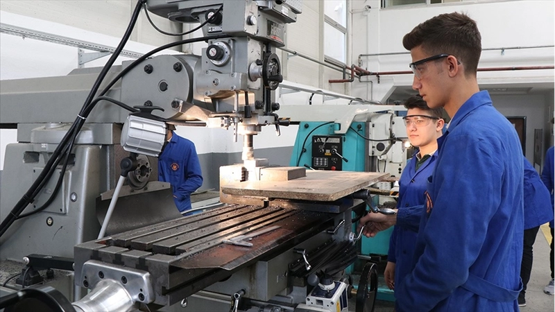 Sektör içi okul, sektöre entegre okul, bölge okul ve ihtisaslaşmış meslek liseleri yaygınlaştırılacak