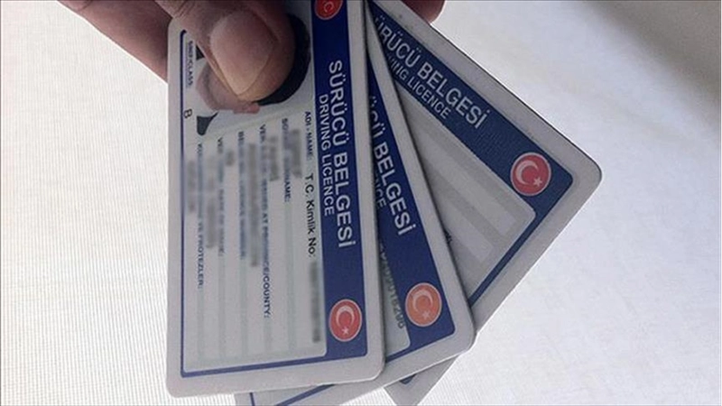 Eski tip ehliyetlerin yenilenme süresi yarın doluyor