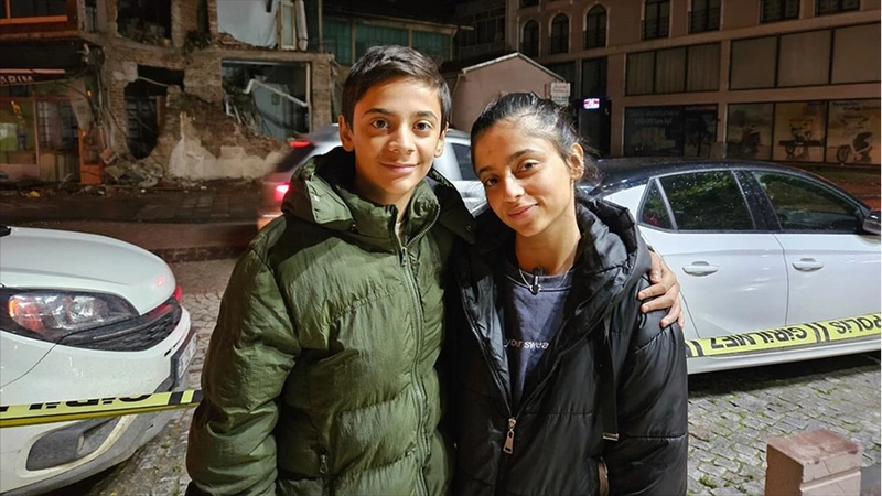 Sındırgı depreminde enkaz altında kalmaktan son anda kurtulan kardeşler o anları anlattı