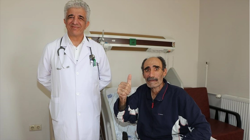 Hastanın akciğerinden alınan karpuz büyüklüğündeki kitle 30 yıllık cerrahı şaşırttı