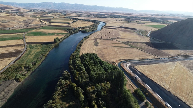Dev boruların döşendiği Muş Ovası
