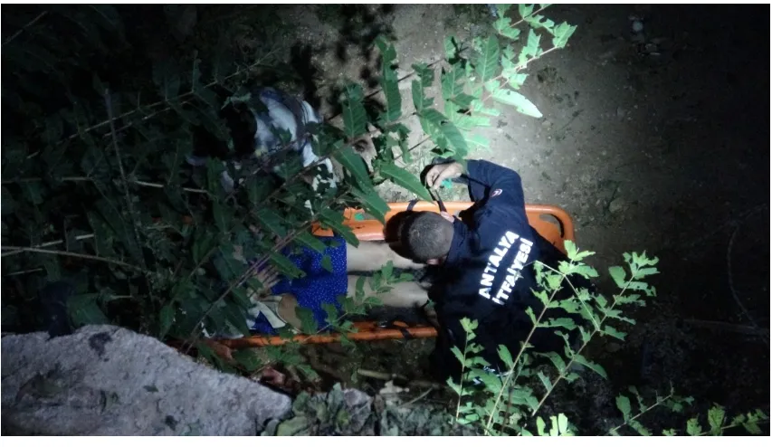 Antalya’da 4 metrelik inşaat çukuruna düşen turist itfaiye tarafından kurtarıldı