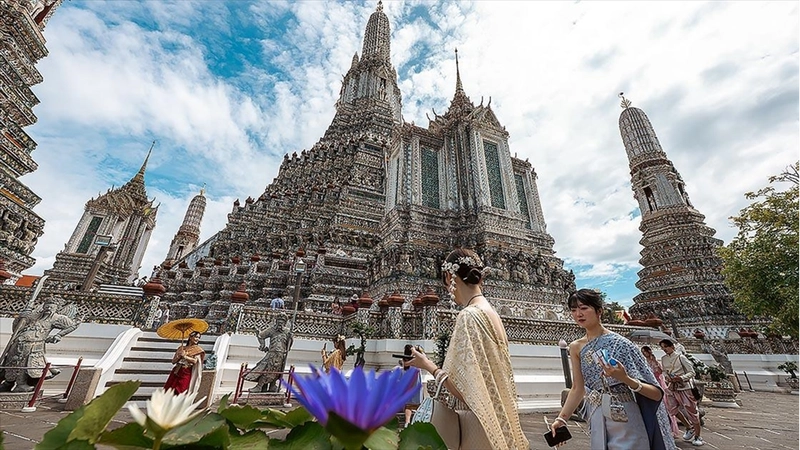 Tayland’ın turistik noktası Wat Arun Tapınağı, ziyaretçilerini ağırlıyor