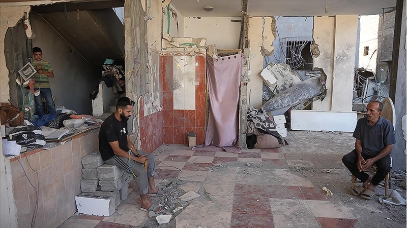 Gidecek yeri olmayan Filistinli aile evlerine düşen