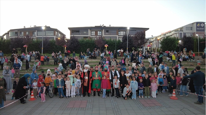 Geleneksel karakterleri canlandıran imamlar çocuklara milli ve manevi değerleri tiyatroyla anlatıyor