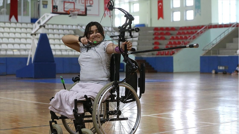 Depremde bacaklarını kaybeden para okçu Feyza Nur