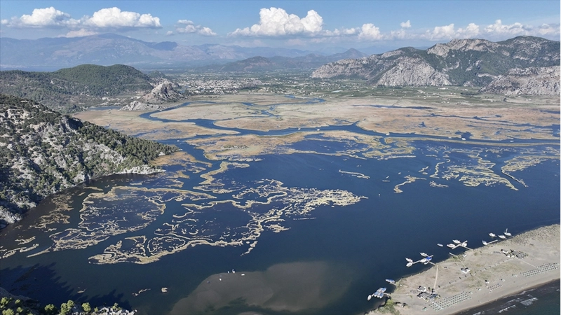 Havadan görünümüyle labirenti andıran Dalyan Kanalı, ekimde de turist çekiyor