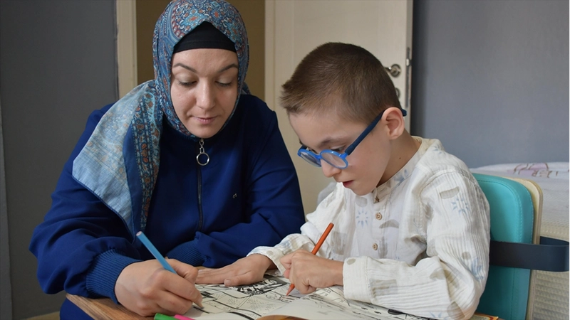 Öğretmenliği bırakan anne kendisini serebral palsili oğluna adadı