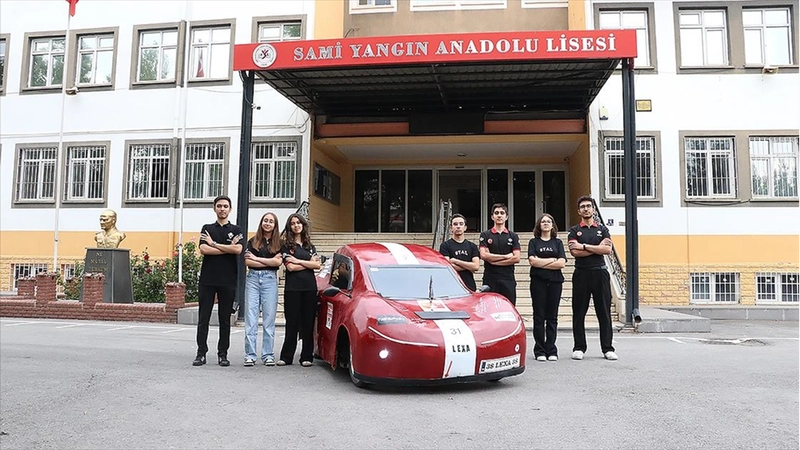 Liseliler okulun atölyesinde ürettikleri elektrikli araç