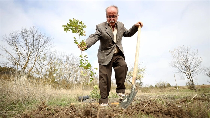 Emekli orman mühendisi ağaç sevgisiyle gençlere örnek oluyor