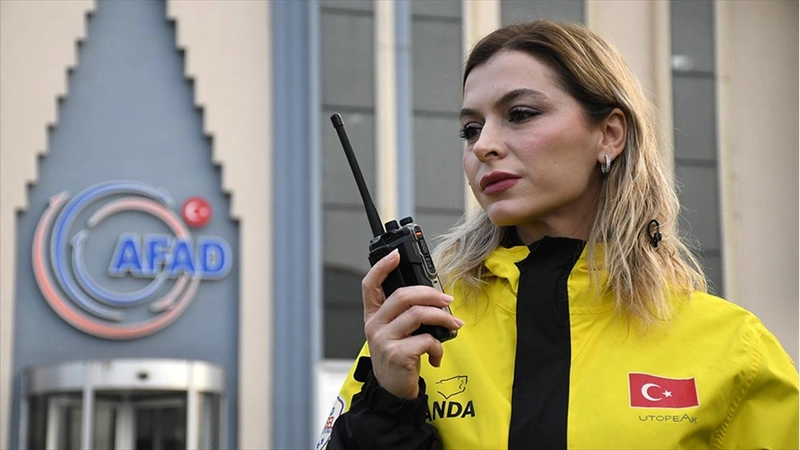 Düzce depreminde yaşadığı acıları, insani yardım ve arama kurtarma çalışmalarıyla hafifletiyor