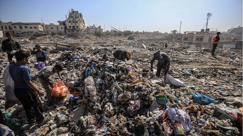 Gazzeliler, zehirli gazların yayıldığı çöplüklerin yakınında yaşamak zorunda kalıyor