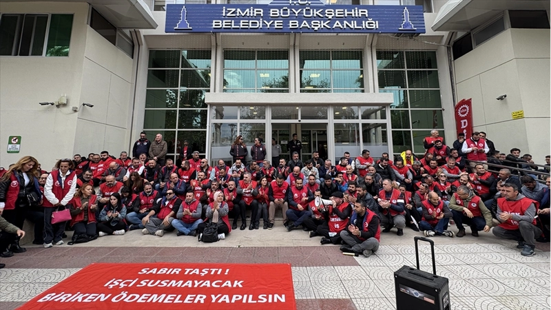 Sosyal haklarını alamayan İzmir Büyükşehir Belediyesi işçilerinden oturma eylemi