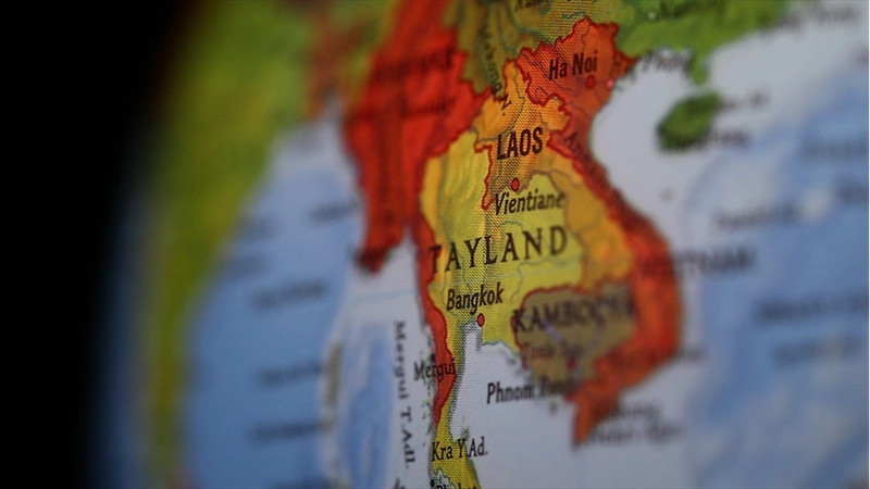 Tayland, barış anlaşmasını askıya almasının ardından Kamboçya tarafına ateş açtı