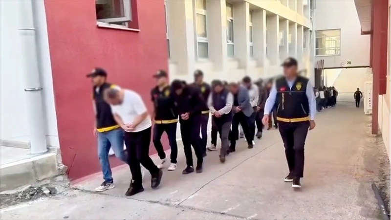 Nitelikli dolandırıcılık şebekelerine yönelik 23 ildeki operasyonlarda yakalanan 64 zanlıdan 25