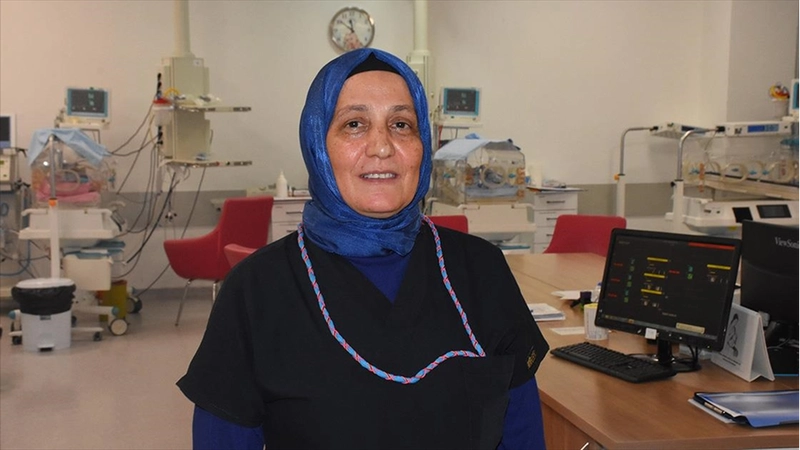 Prematüre ünitesinin Sibel ablası, 34 yıldır bebeklerin hayatına dokunuyor